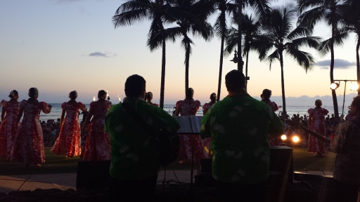 Waikiki Plajı'nda Hulu Dansı Gecesi